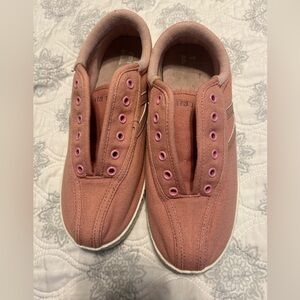 Woman tennis shoes size 7 Tretorn color pink new set of laces